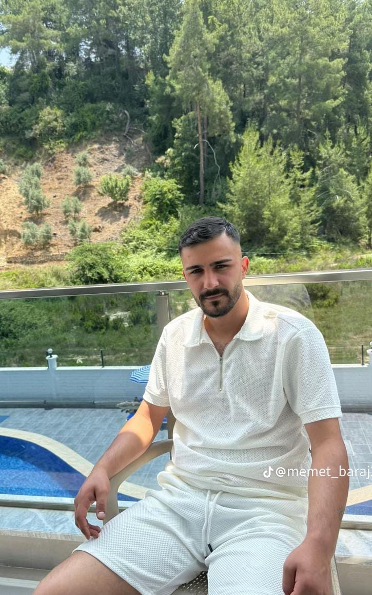 23 yaşındaki İstanbul 29 Mayıs Üniversitesi Hukuk Fakültesi öğrencisi Fırat Baraj, ailesini ziyaret etmek için İstanbul’dan Mardin Artuklu’ya gitti.

İddiaya göre, Fırat’ın öz kuzenleri S.B. ve İ.B., 21 Aralık akşamı “Gel konuşalım, aramızdaki husumeti çözelim” diyerek onu