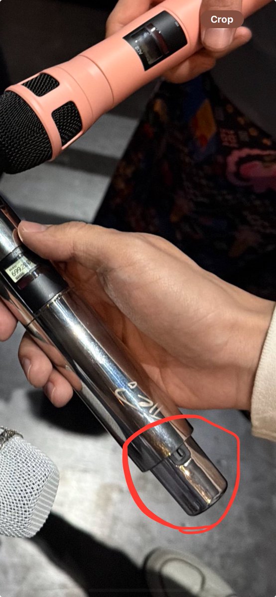 Otnim_O's tweet image. เติ้ลบอกปัญหาเกิดจากตูดไมค์ ก็คือเป็นที่ไมค์จริงๆด้วย 🥲
ตูดไมค์ที่เติ้ลหมายถึงน่าจะเป็น Wireless Transmitter ที่น่าจะต่อเข้ากับ XLR ของไมค์ ตัว transmitter เป็นส่วนที่สำคัญที่สุดที่ทำหน้าที่รับเสียงร้อง แปลงเป็นสัญญาณ RF เพื่อส่งสัญญาณไร้สายไปยัง receiver…