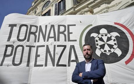 E' bufera politica per il lancio della raccolta firme della proposta di legge sulla remigrazione, promosso da Casapound ed organizzato dalla Lega, e che dovrebbe essere ospitato alla Camera dei Deputati: l'opposizione insorge, 'non può essere una tribuna per chi propaganda