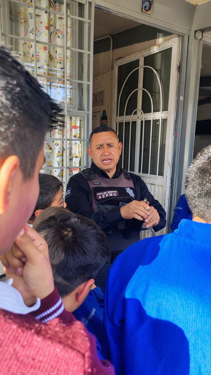📘🏫 En la Primaria Carmen Millán Escobedo de Charco Blanco, impartimos pláticas sobre violencia escolar, igualdad y prevención, además de diálogos entre policía e infancia, con el objetivo de impulsar entornos escolares seguros y pacíficos.
#PolicíaDeProximidad #EscuelaSegura