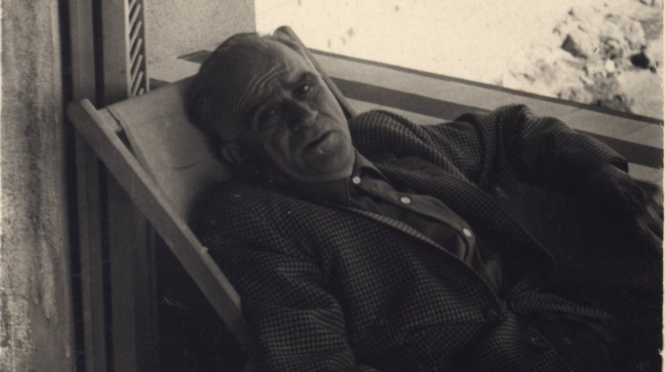 Ve çok yabancı bir şey gibi sevinçlerimiz,
Keder durmadan çiçek açar içimizde

ahmet hamdi tanpınar