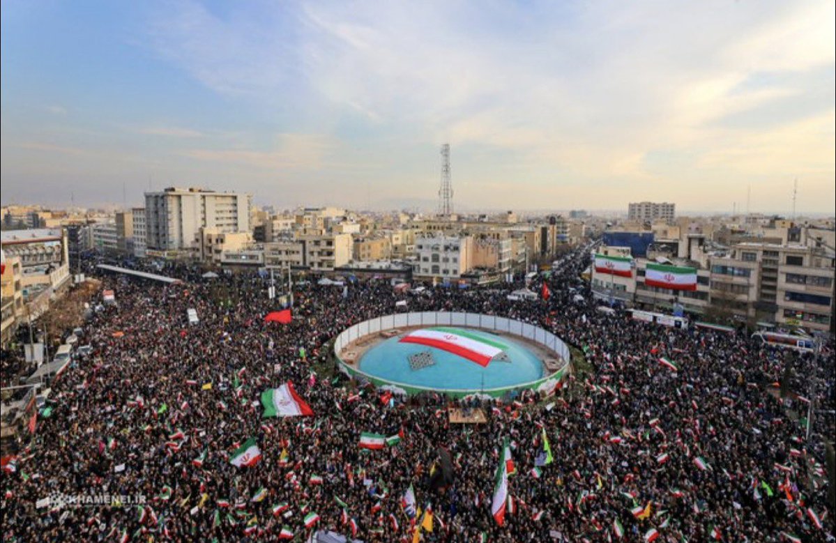 این عکس را برای معنای «ایستادگی» در کتاب‌های درسی چاپ کنید.
ملت ایران در دل فتنه آمریکایی ایستاد و تاریخ شاهد است