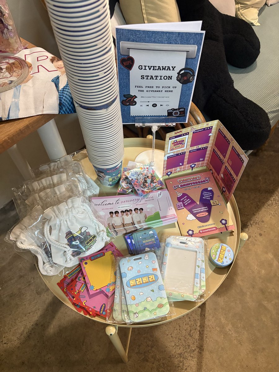🚉 giveaway station 📍

• ผู้เข้าร่วมงานสามารถหยิบได้และสามารถนำมาวางได้เช่นกันนะคะ 🥰

#Welcome7Veriveryplace