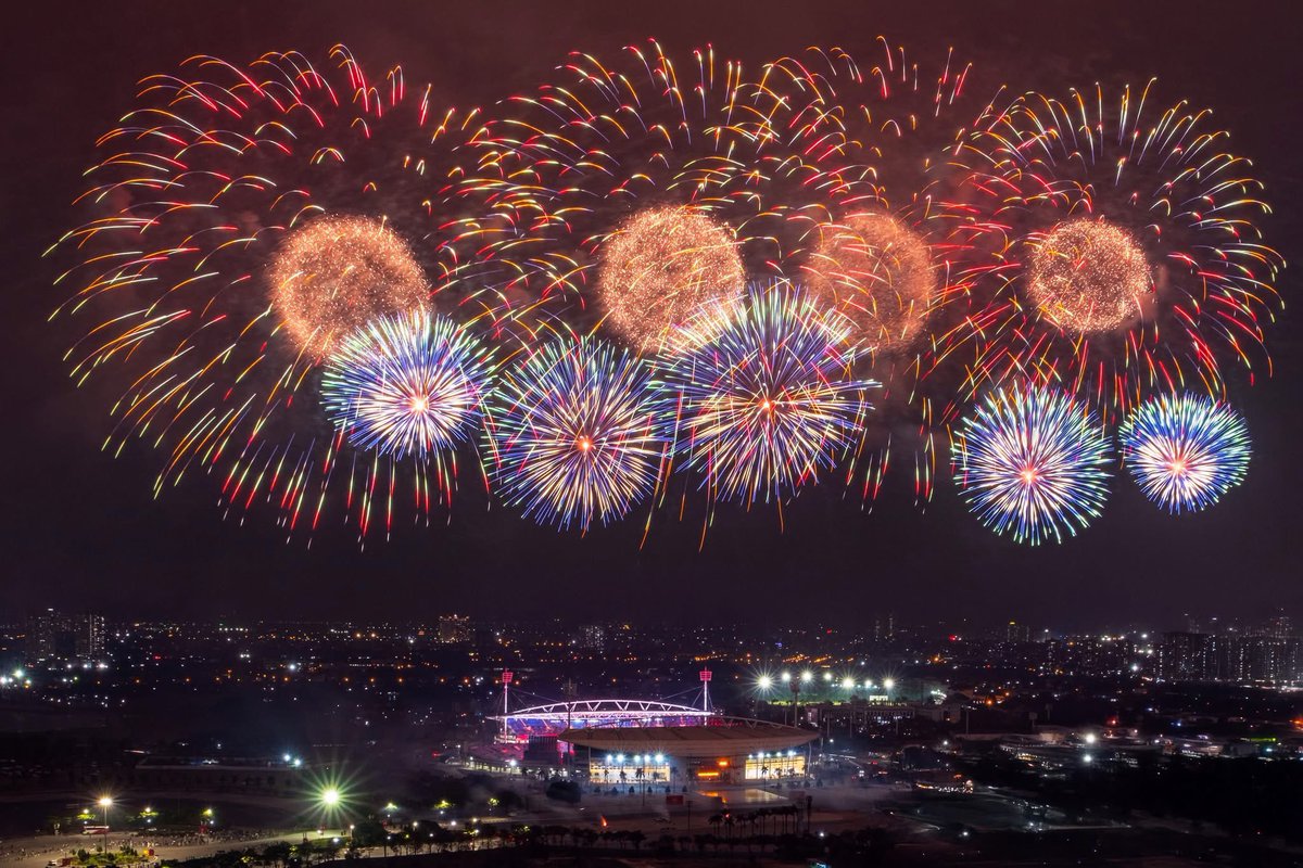 LifeInFramesHK's tweet photo. Hanoi looks especially beautiful tonight with the fireworks.

#Hanoi 
#fireworks 
#vietnamtravel https://t.co/8f5YHmUHgN