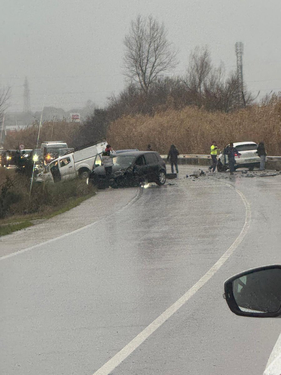 TalaveraExiste's tweet photo. Hostion entre Prado del arca y Montecarlo. Evitad este trayecto ahora por el atasco. Esperemos no haya daños más allá de lo material. https://t.co/cfy90KzoCZ