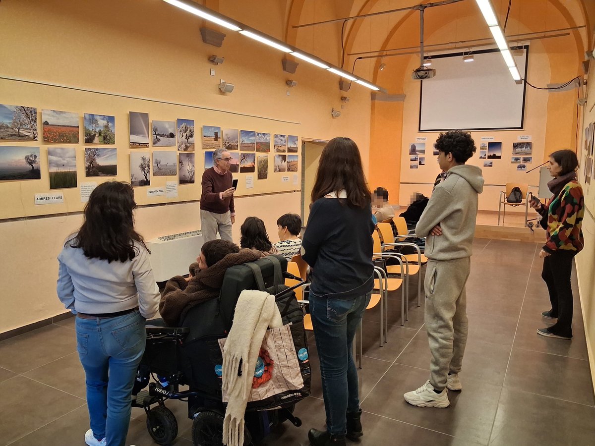 BiblioGuissona's tweet photo. Un grup d'usuaris dels Centres Alba de Guissona i Cervera visiten a #BiblioGuissona l'exposició fotogràfica "La Segarra: quatre estacions, quatre colors", un recull d'imatges d'Antonio Condal. 
@ACondal  @associacioAlba https://t.co/gfH27qbl8d