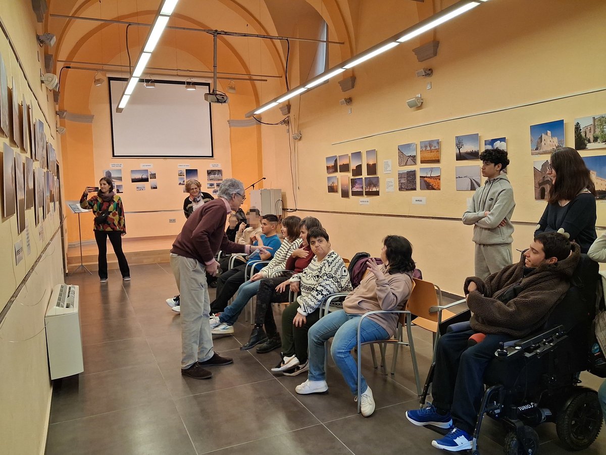 BiblioGuissona's tweet photo. Un grup d'usuaris dels Centres Alba de Guissona i Cervera visiten a #BiblioGuissona l'exposició fotogràfica "La Segarra: quatre estacions, quatre colors", un recull d'imatges d'Antonio Condal. 
@ACondal  @associacioAlba https://t.co/gfH27qbl8d