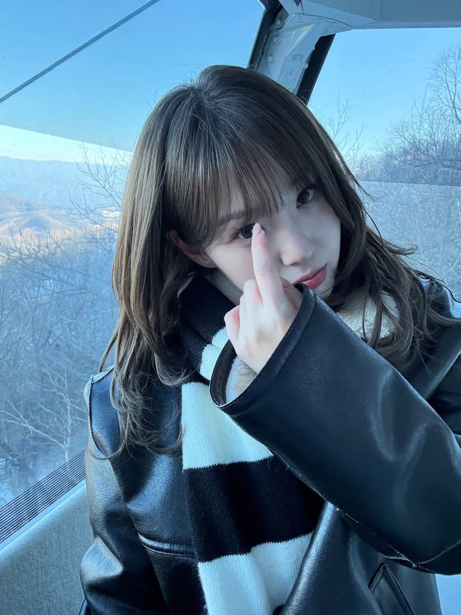 warmbitcs's tweet image. kim chaehyun is so girlfriend coded