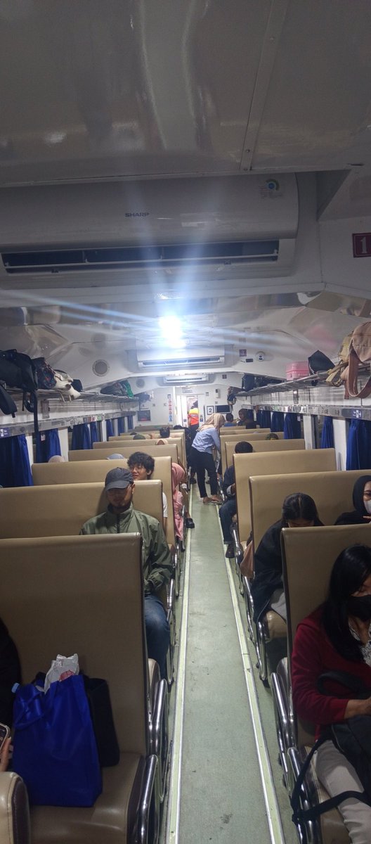 MusyaffaRafi3's tweet photo. @CommuterLine @KAI121 Meski dipegang KCI, Alangkah sebaiknya KA Lokal Daop 8 terutama Penataran Dhoho, Blorasura sama Supas dipasang tirai kayak KA Pandanwangi sama Siliwangi biar tidak kepanasan. https://t.co/Ls8e1FxHlm