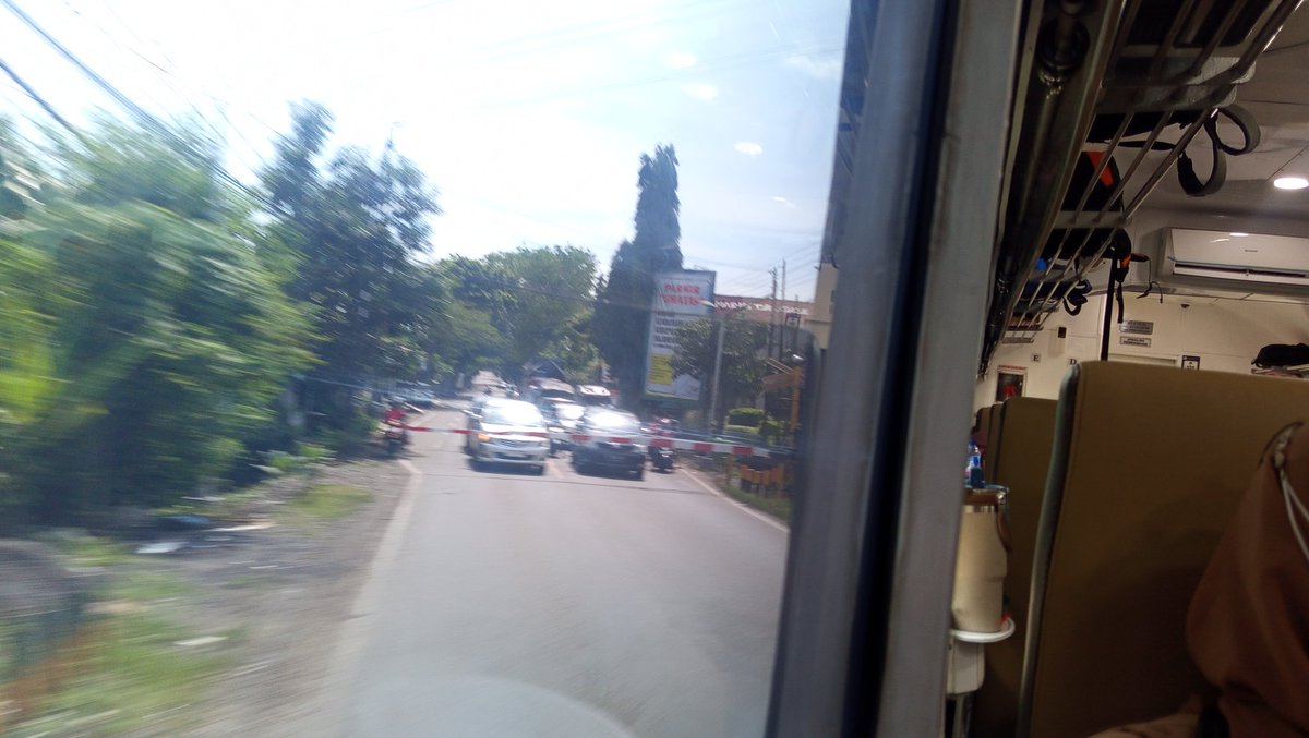 MusyaffaRafi3's tweet photo. @CommuterLine @KAI121 Meski dipegang KCI, Alangkah sebaiknya KA Lokal Daop 8 terutama Penataran Dhoho, Blorasura sama Supas dipasang tirai kayak KA Pandanwangi sama Siliwangi biar tidak kepanasan. https://t.co/Ls8e1FxHlm