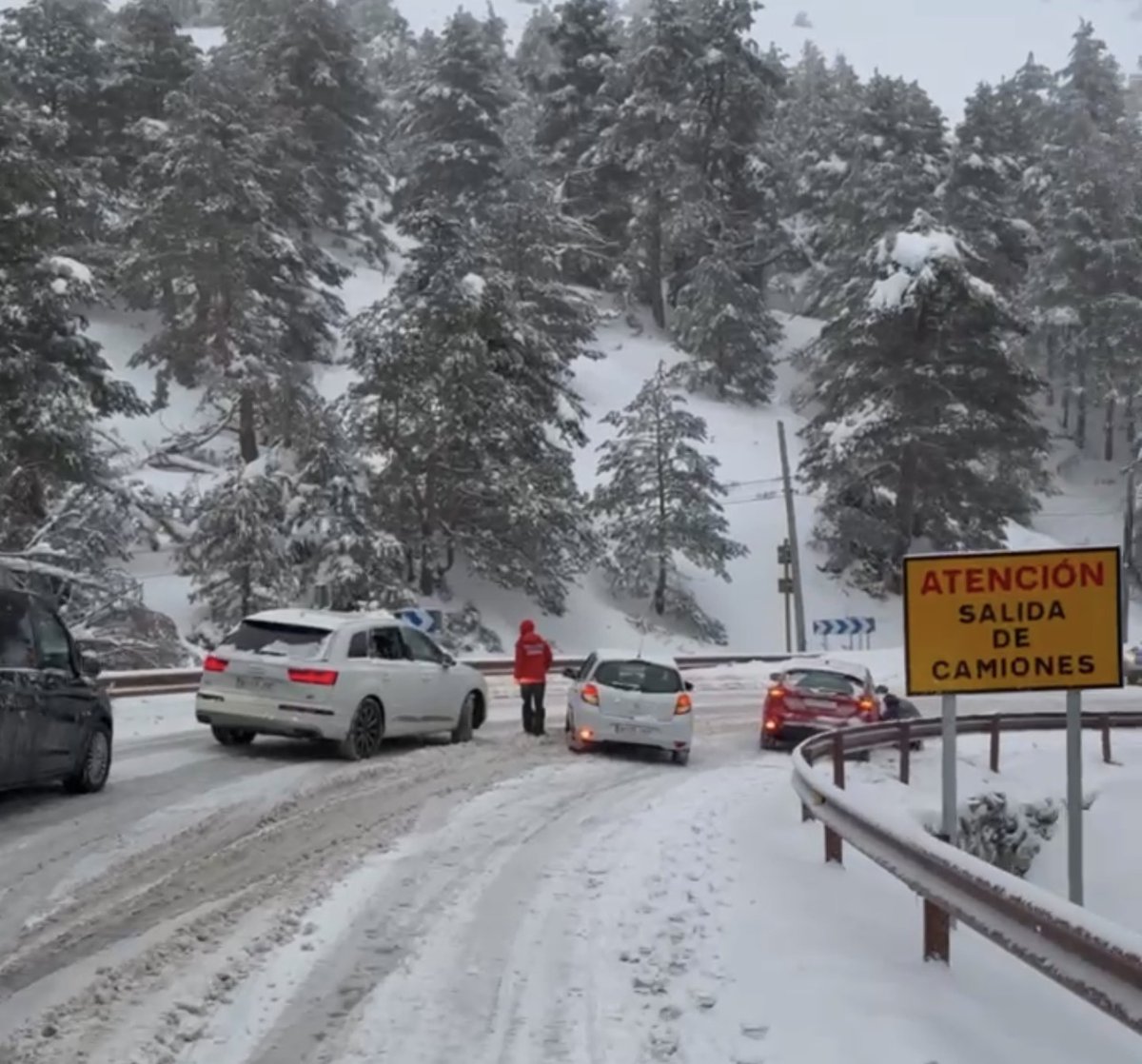 📣 A esta hora (18:15) siguen subiendo vehículos a los puertos por la M-601.

Si estás de camino, evita ese desplazamiento y da media vuelta. 

Dificultades importantes de circulación y uso imprescindible de cadenas o neumáticos de invierno.