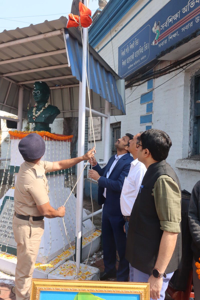 আসানসোল মহকুমা শাসকের প্রাঙ্গনে, যথাযথ মর্যাদায় পালিত হল নেতাজি সুভাষচন্দ্র বসুর ১২৯ তম জন্মজয়ন্তী । অনুষ্ঠানে শ্রদ্ধা জ্ঞাপনে উপস্থিত ছিলেন মাননীয় জেলা শাসক পোন্নমবলম এস, আই এ এস, অতিরিক্ত জেলা শাসক (উঃ) , আসানসোলের মহকুমা শাসক সহ অন্যান্য বিশিষ্ট ব্যক্তিবর্গ,পশ্চিম বর্ধমান।