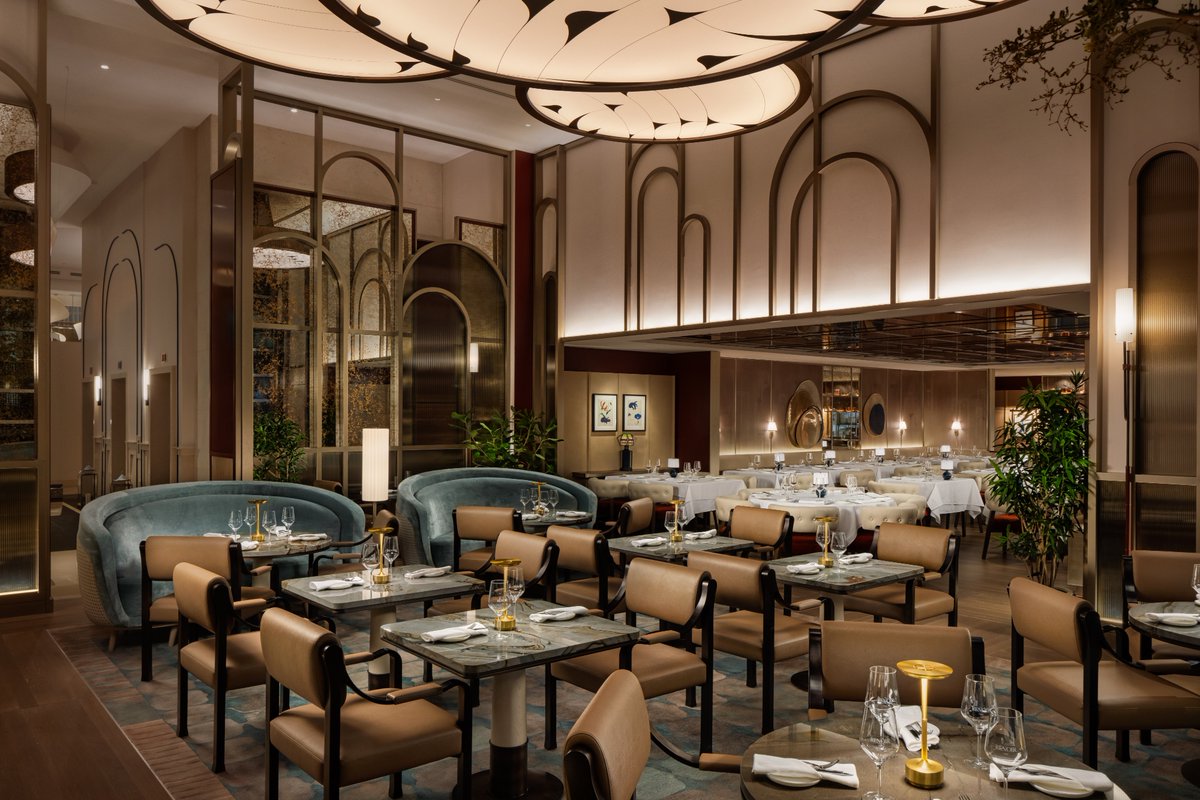 MeetMontreal's tweet image. Montréal’s "Golden Square Mile" just got a major upgrade! 🤩

The @SofitelMontreal has unveiled a stunning redesign — blending Parisian chic with Canadian warmth. 

Read more: luxuo.com/properties/hot…

#montreal #LuxuryTravel #MICE @luxuo