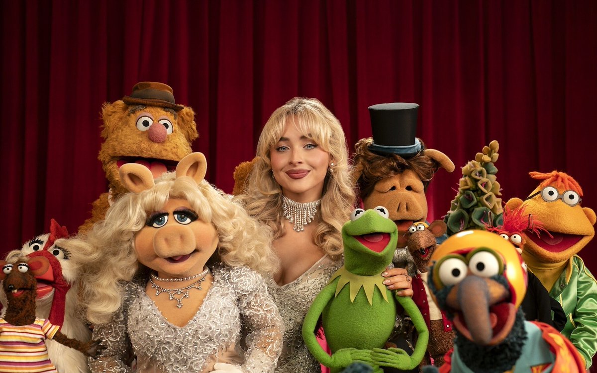 SCdailyupdates's tweet image. Promo Photo for “The Muppet Show” revival, guest starring Sabrina Carpenter, out on February 4th.