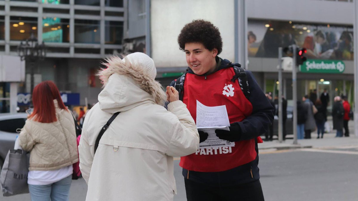 İşsizlik, yoksulluk, geleceksizlik, savaş tehdidi, gericilik...

Üzerimize çöken bu koyu karanlığa rağmen umutsuz değiliz. Birlikteyken güçlü olduğumuzu biliyoruz. Kendimize ve ülkemize güveniyoruz. 

Her şeye rağmen geleceğe umutla bakarak, dertlerimizi ortaklaştırıp