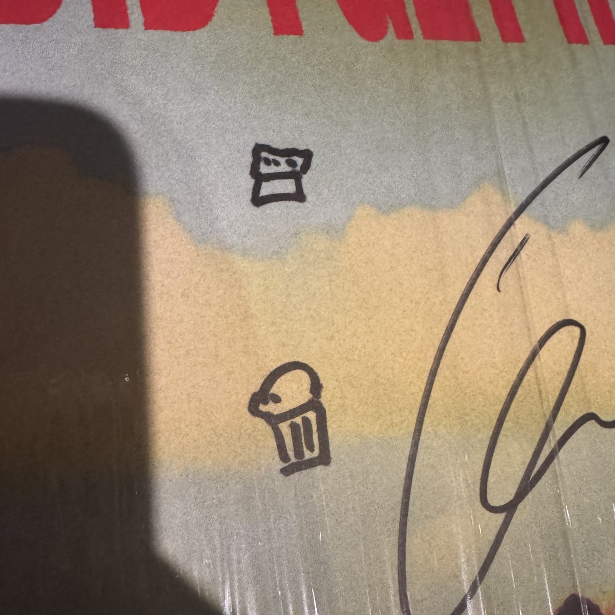 OT5Dailys's tweet photo. Louis showing his drawing skills at the signing! He drew a cupcake. Well, he did his best. 

(Unrelated note, please never stop making music, king!)

via @iheartparx https://t.co/T88YCNXgaM