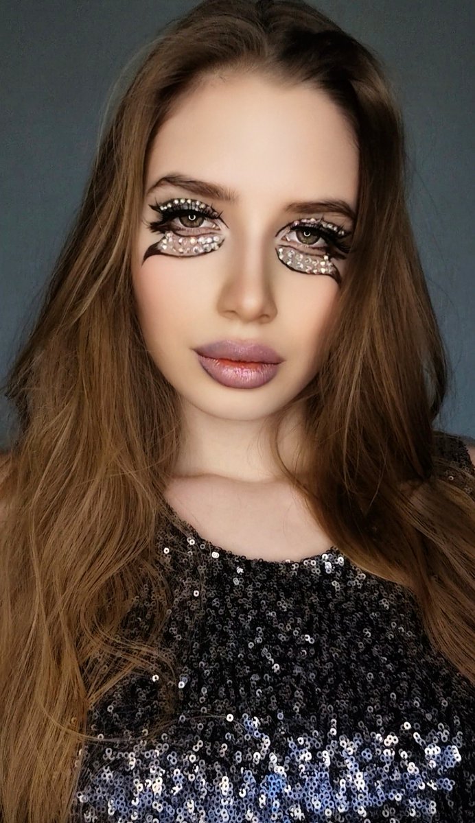 IllianaRoxy's tweet photo. A butterfly doesn’t shine — it breathes with the light.
Skin touched by glow, movement as soft as nature itself.
Beauty that feels, not demands.
🦋✨
#MakeupArtist #Makeup #MakeupButterfly #Viral #Fyp #IllianaRoxyDeRothschild #BeautyQueen https://t.co/K9JyBjeCWl