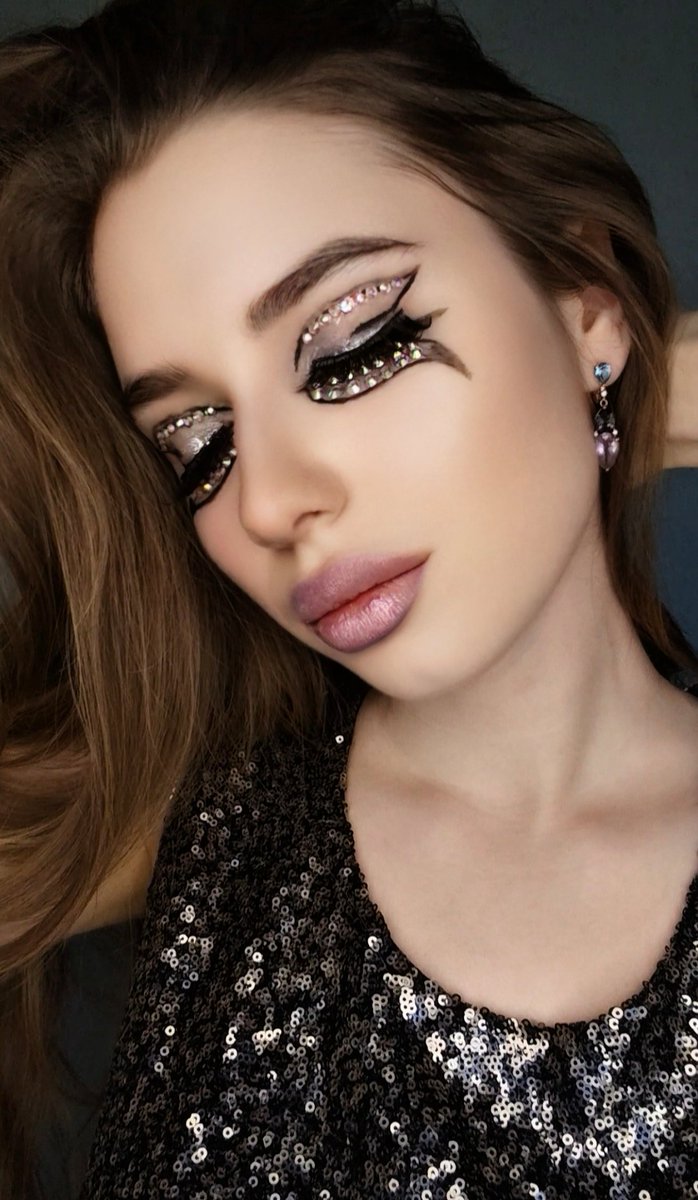 IllianaRoxy's tweet photo. A butterfly doesn’t shine — it breathes with the light.
Skin touched by glow, movement as soft as nature itself.
Beauty that feels, not demands.
🦋✨
#MakeupArtist #Makeup #MakeupButterfly #Viral #Fyp #IllianaRoxyDeRothschild #BeautyQueen https://t.co/K9JyBjeCWl