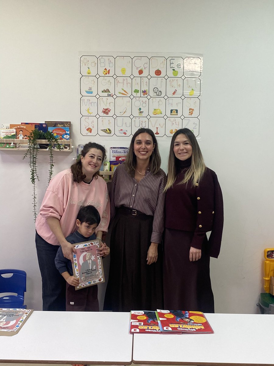 hosdereanaokulu's tweet photo. 📍Başakşehir Hoşdere Anaokulumuzda birinci dönem sonunu öğretmenlerimiz çocuklarımıza gelişim raporlarına takdim ederken okul müdürümüz Fulya ESEN’de çocuklarımıza ve velilerimize iyi tatiller dileklerinde bulundu. @tcmeb @mebtegm @istanbulilmem @Basaksehir_Mem https://t.co/XrxzQBGj82