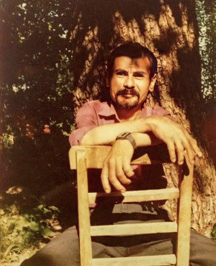 Beni hoyrat bir makasla 
Eski bir fotoğraftan oydular. 

metin altıok