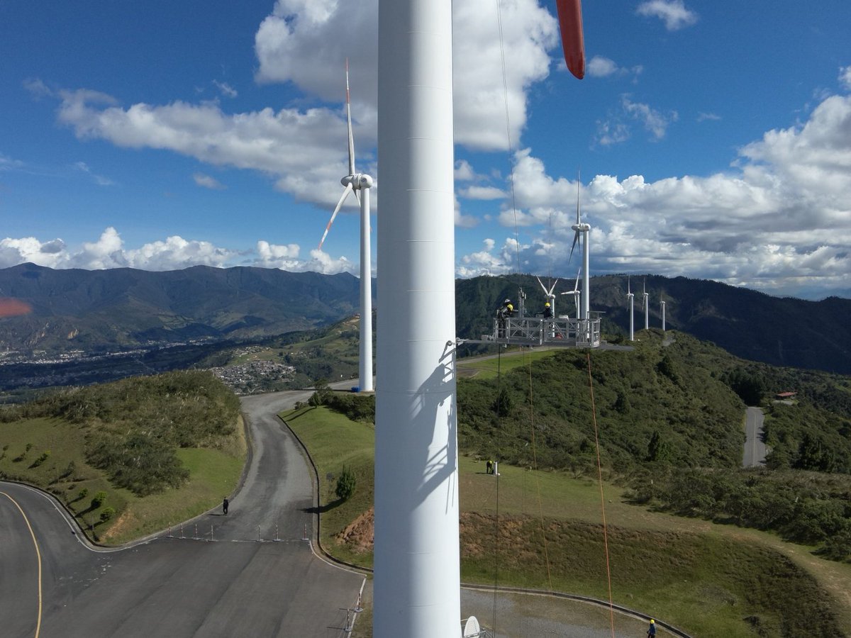 CELEC_EP_GENSUR's tweet photo. 📍#Loja
La central eólica Villonaco, operada por la CELEC EP GENSUR, ejecuta un mantenimiento integral a sus 11 aerogeneradores para asegurar una operación eficiente y la generación de 16,5 megavatios (MW) que aporta al sistema eléctrico desde el sur del país. 🌬️⚡ https://t.co/QauADWBVDf