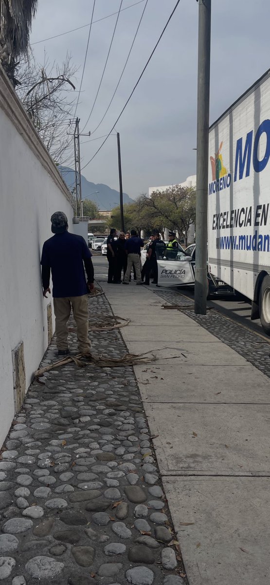 Alepacorro's tweet photo. @SanPedroNL  5 patrullas perdiendo el tiempo por más de 2 horas en lugar de salvaguardar  la seguridad del municipio…les pedí levantarán la multa de lo que fuera, no quieren, les ofrecí mordida y hasta me querían detener, pues parece que si quieren si no? Porque no la liberan? https://t.co/jjXx7HYgXO