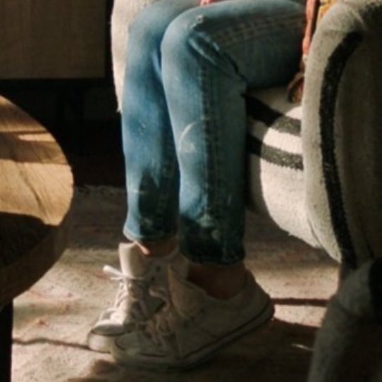 her fucking feet are you kidding me she’s this 🤏 big