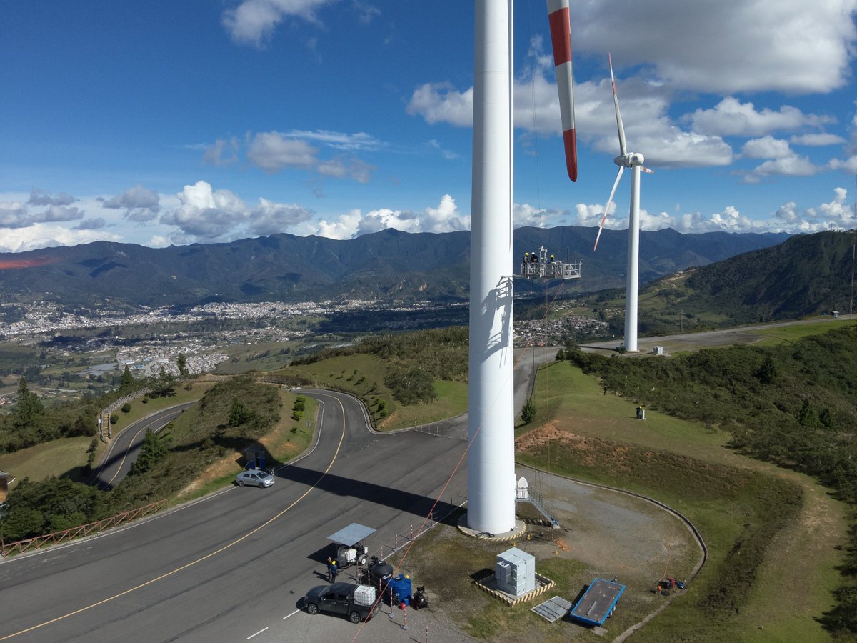 CELEC_EP_GENSUR's tweet photo. La intervención contempla una inversión aproximada de USD 600.000, que incluye limpieza e inspección de palas, revisión, mantenimiento y pintado de componentes claves del aerogenerador; estas acciones optimizan el rendimiento y prolongan la vida útil de los equipos. ⚙️⚡ https://t.co/XSoyeTJ72o