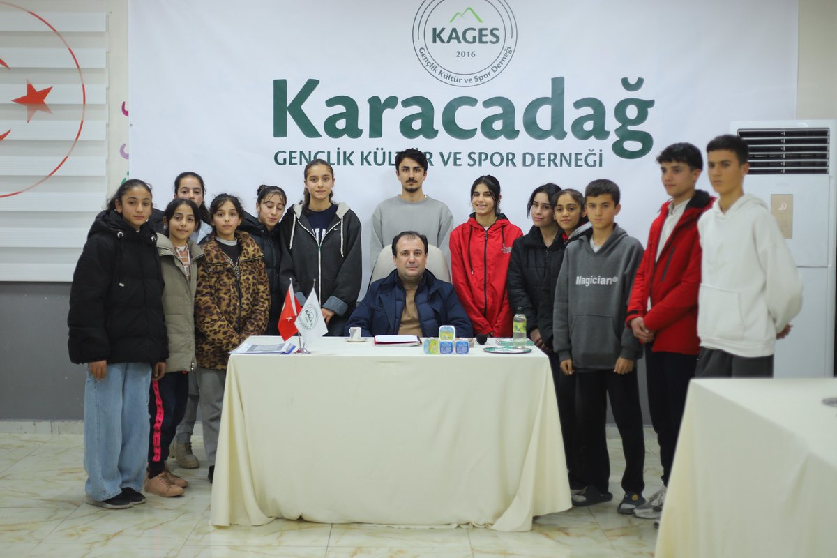 EkremArpak's tweet photo. Karacadağ Gençlik Kültür ve Spor Derneği Başkanı Sayın Mustafa Gülpınar,  YKS' ye hazırlık öğrencileriyle bir araya geldi. Başkan Gülpınar programda;gençlerin hedefleri, beklentileri ve eğitim hayatında karşılaştıkları sorunlar üzerine sohbet etti. Öğrencilere tavsiye ve önerilerilerde bulunan Mustafa Gülpınar, öğrencilere kitap seti hediye etti.Bu anlamlı toplantıdan  memnuniyetini dile getiren öğrenciler, KAGES Dernek Başkanı Mustafa Gülpınar ile hatıra fotoğrafı çektirdi.