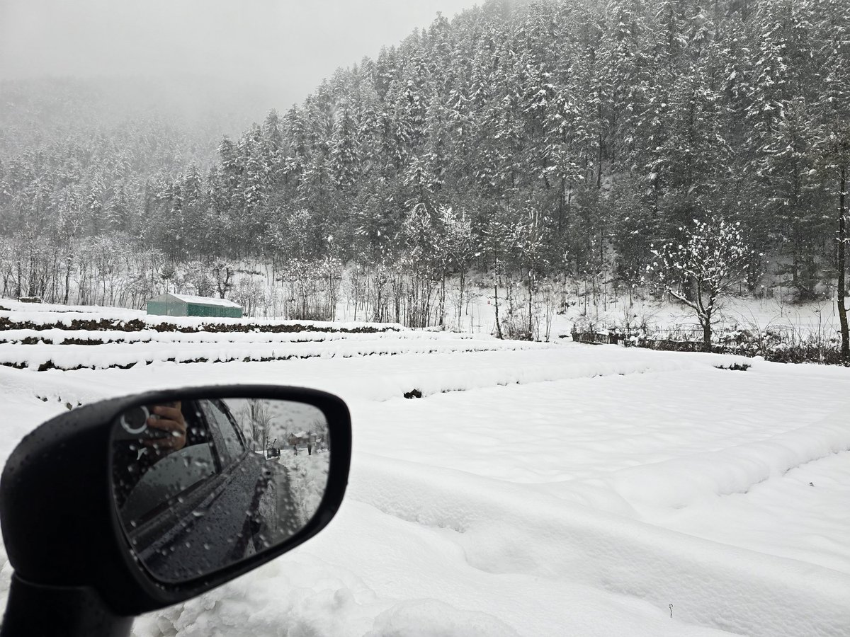 zahid1maqbool's tweet image. Footsteps fade. Silence stays. Winter speaks.

#WinterKashmir #Snowfall #KashmirLife #WinterLandscape #MountainLife 
#ClimateStory #NaturePhotography #LifeInWinter