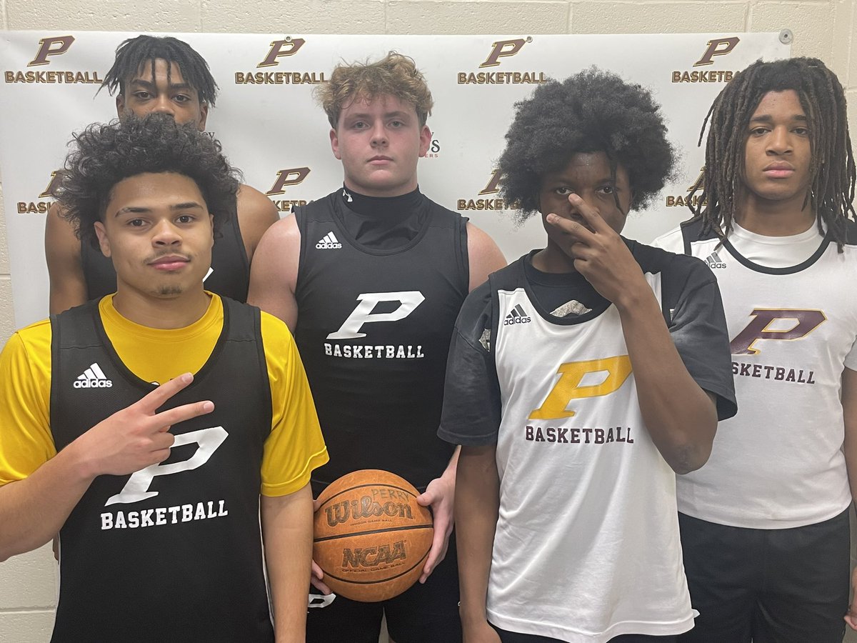 GAINOUS_HOOPS's tweet photo. Senior Night! Come out and support these guys. #FINISH #STIX #PERRY https://t.co/LA4fcX7AC4