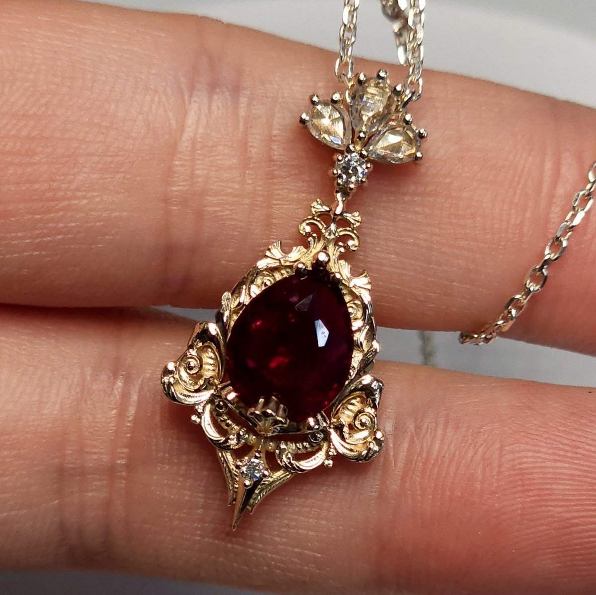 루비펜던트 완성했습니다!
저번에 빈티지스타일로 반지주문주셔서 비슷한 스타일로 로즈컷 사파이어 페어컷과 올드마인컷 다이아몬드로 완성해드렸어용!