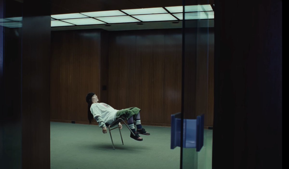 billieeilishtrs's tweet image. The music video for @Harry_Styles’ new song, “Aperture”, was filmed in the same location as Billie’s “BIRDS OF A FEATHER”! 💙