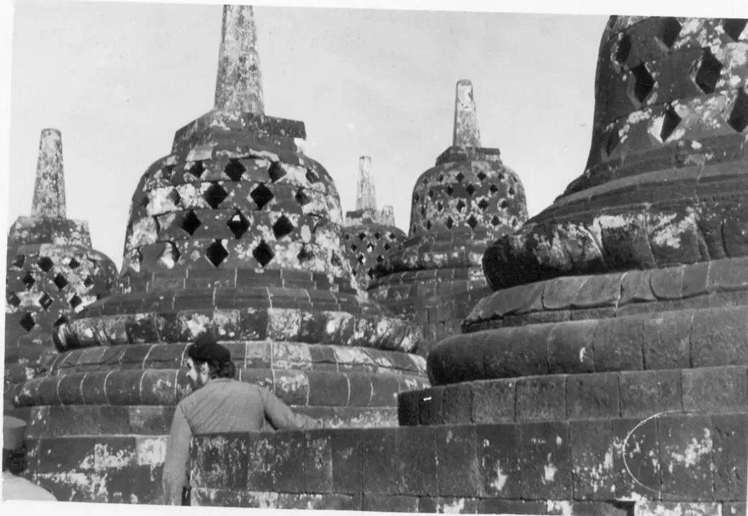 Che Guevara photographing the Borobudur Temple during his visit to Indonesia in 1959.