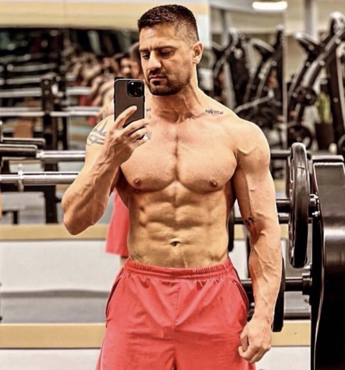 اعدام شد، به سادگی یک طناب…
علی رهبر، مربی بدنسازی ۳۳ سالهٔ مشهد، ورزشکاری که جرمش آزادی‌خواهی بود.
۱۰ روز بازداشت، بدون دادگاه عادلانه، بدون وکیل؛ فقط دار.
سکوت سازمان‌های حقوق بشری تا کی؟
تا کی خون جوانان ایران را نادیده می‌گیرید؟
علی شهید راه آزادی است.
انتقامش با قیام گرفته