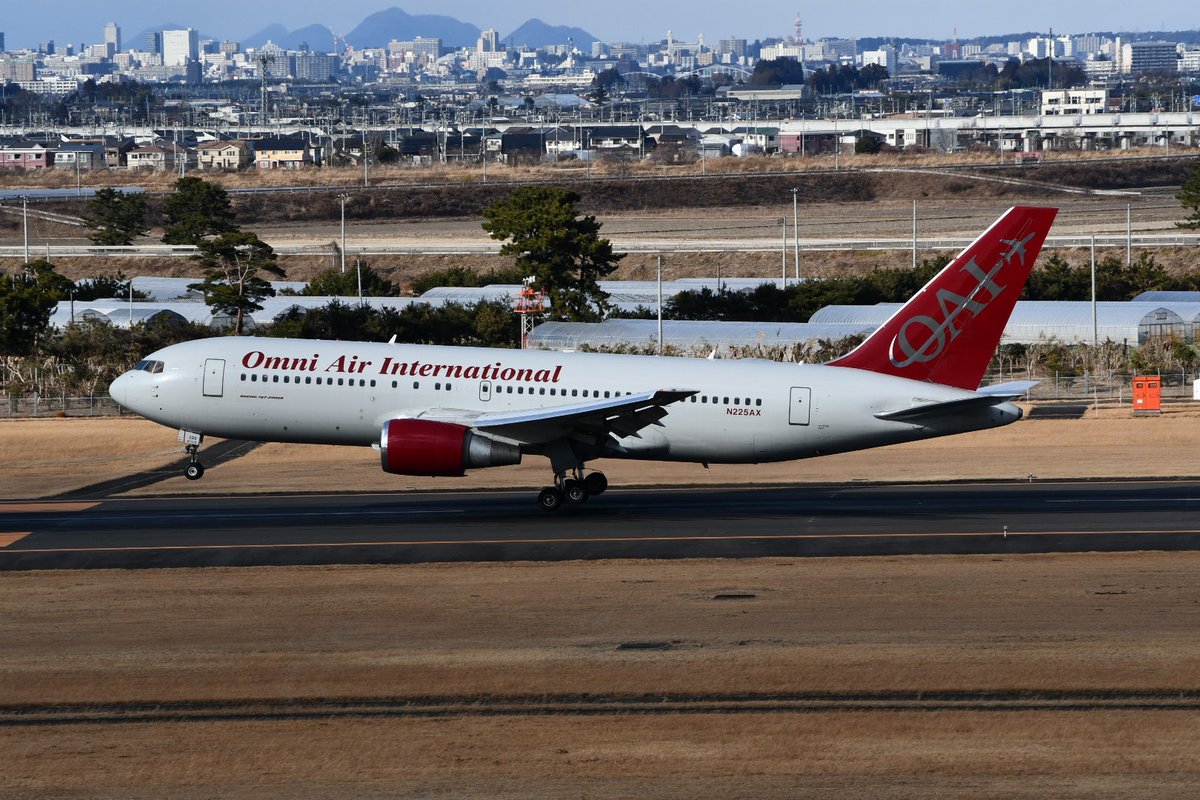 昨日の仙台空港にて
OAE B767-224ER N225AX
初めて仙台空港に来ましたが、オムニ航空のB767-200ER型機が飛来して来たので大変驚きました。