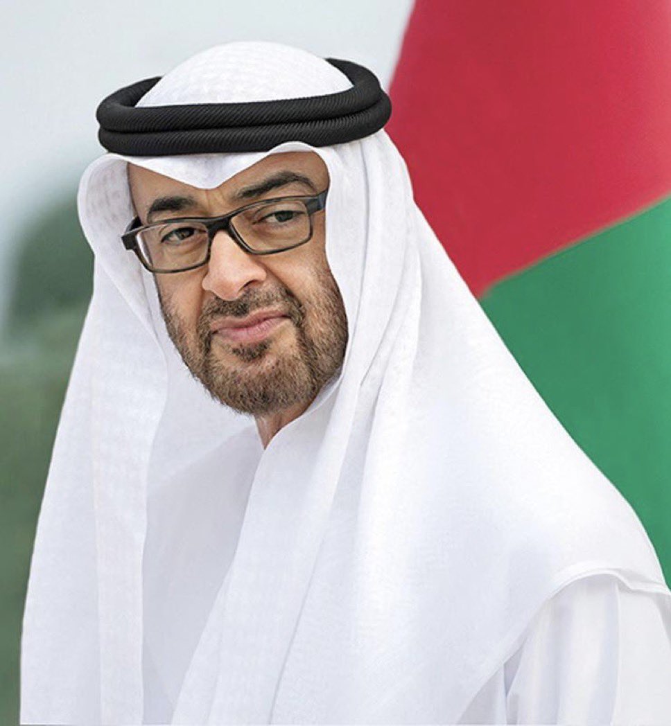 يا شبيه الشيخ زايد نشوفك زايد 
تشبهه في و جهه السمح و بـتفكيره 

حنكتك يشهد لها كل فرد و قايد 
خلو اللي فيه ضيقه و شك و غيره ! 

باسطٍ من فوق الامجاد بإسمٍ نايد
من يبى يفعل فعولك ما حوله ديره

#محمد_بن_زايد 
#الامارات