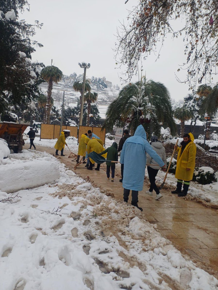 ❄️ Kışa Geçit Yok! Ekiplerimiz Sahada ❄️

Kentimizde etkisini sürdüren kar yağışı nedeniyle; Şanlıurfa Büyükşehir Belediye Başkanımız Mehmet Kasım Gülpınar’ın talimatları ile Genel Sekreter Yardımcımız  Emrah Karaca’nın koordinasyonunda, Şanbel Enerji A.Ş. personellerimiz