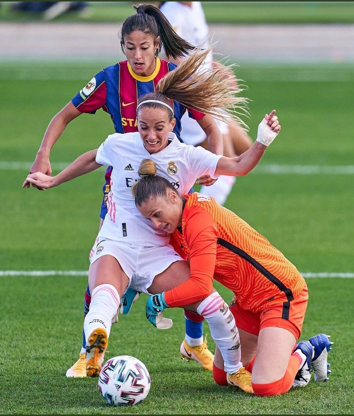 No roja.
Pitaron penalty.
No pitaron penalty.
No pitaron penalty.

Para hablar de algo hay que tener ciertas nociones, si no, corres el riesgo de hacer el ridículo.