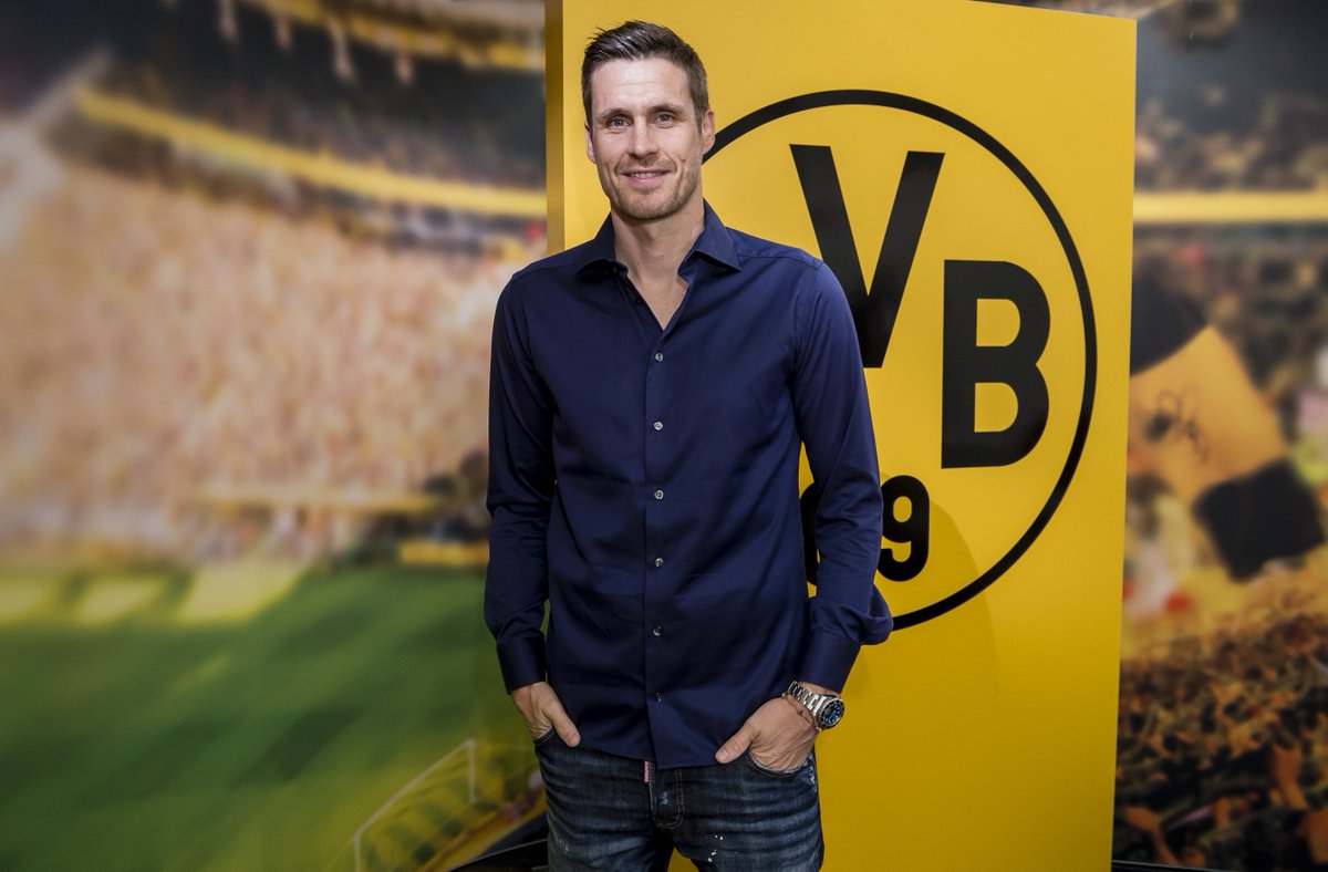 La vieja táctica del Borussia Dortmund otra vez.

Después de cada derrota dolorosa, donde las críticas son para TODOS, el club empieza a dar vuelta distintos nombres como posibles fichajes "ilusionantes".

Ya esta mañana conté a Konstantinos Karetsas, Kaua Prates, Oscar Bobb y