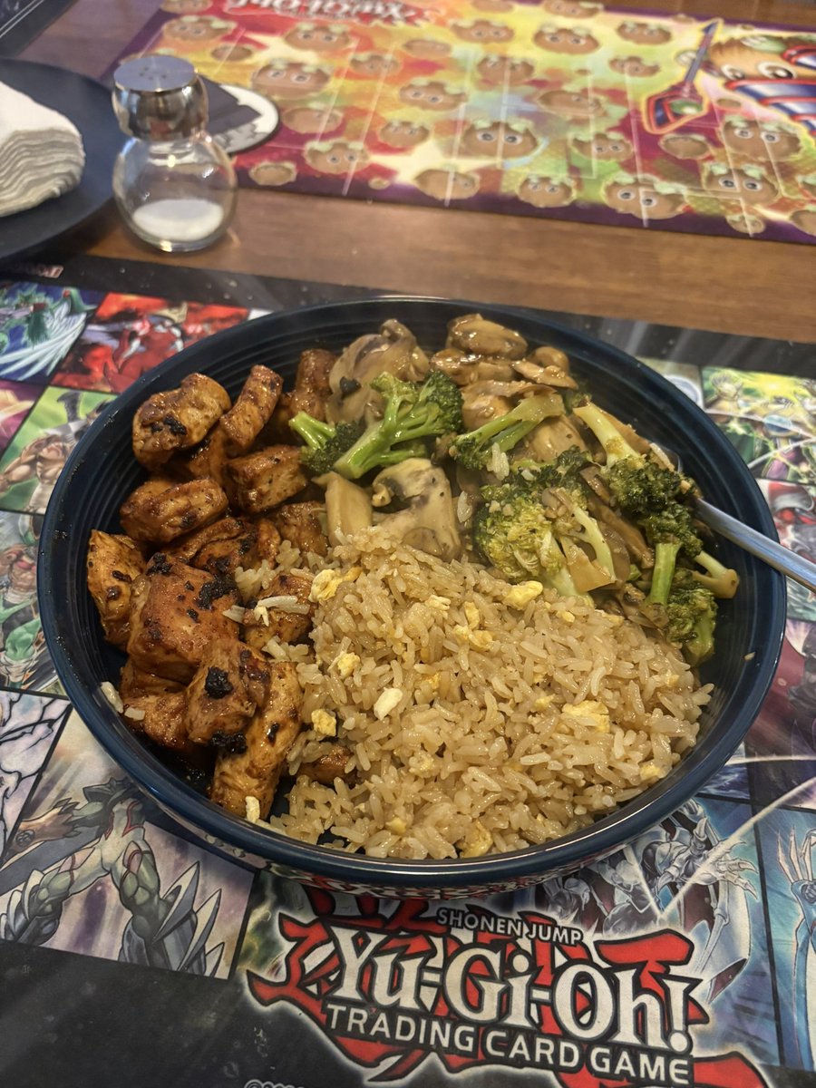 Made a big lunch!

Hibachi chicken and tuna steak with stir fried mushrooms and broccoli and fried rice! 🍗 🍣 🍄‍🟫 🥦 🍚