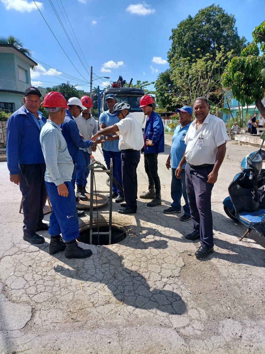 El Centro de Telecomunicaciones Bayamo toma acciones inmediatas ante una interrepcion de los servicios  para  mantener las comunicaciones 
#EtecsaConCuba 
#Gentequesuma 
#Gentequetrabaja 
<a href="/BayamoComercial/">Comercial Bayamo</a>