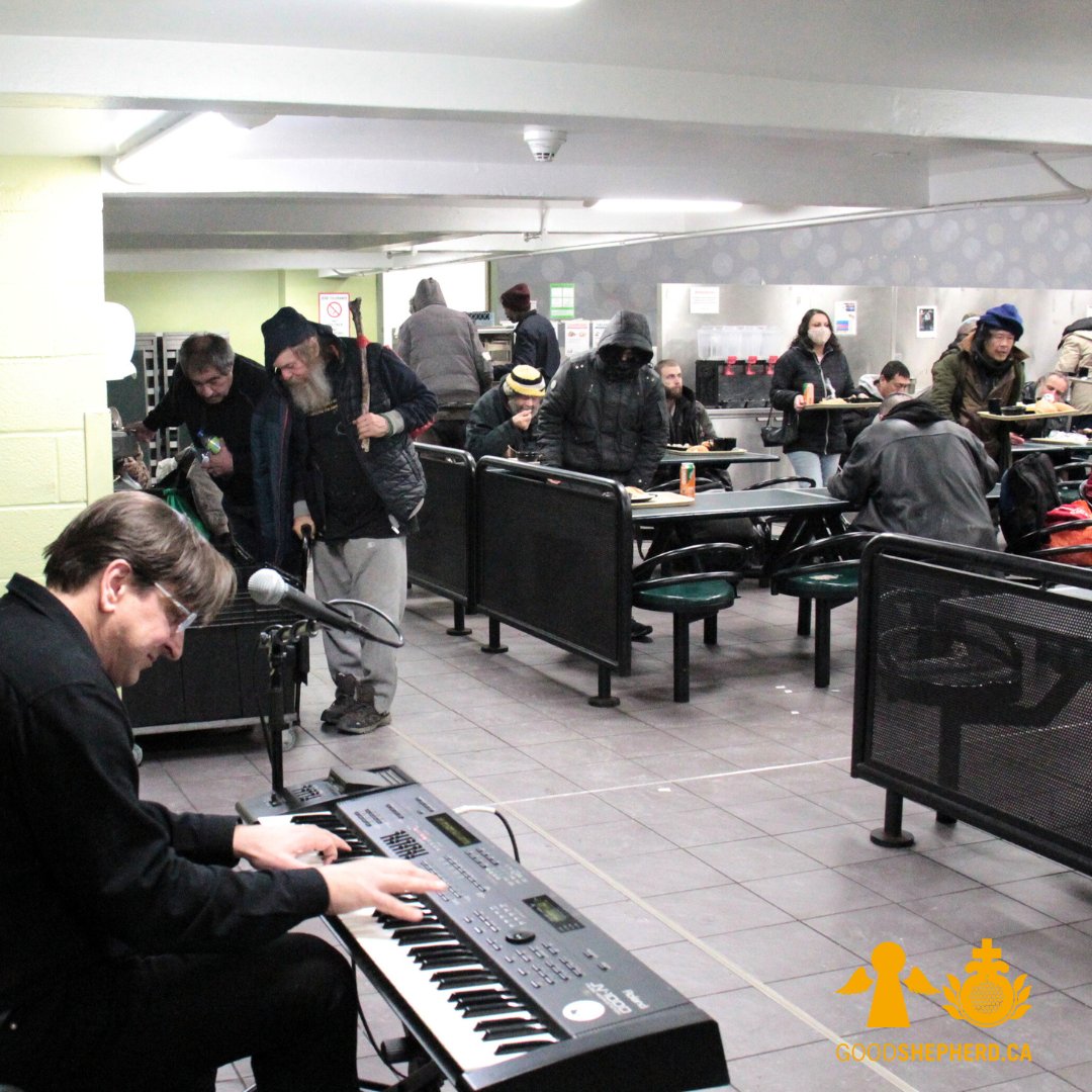 goodshepherd_to's tweet photo. 🙏🏻BIG THANKS to #bluerodeo keyboardist Mike Boguski for putting on an AMAZING performance during our #CommunityMeal. The set of HOT tunes helped our guests warm up from the chilly weather! Mike's generosity helped put smiles on the faces of many!
#Heroes4Homeless #MikeBoguski https://t.co/jViQ9S5VzZ