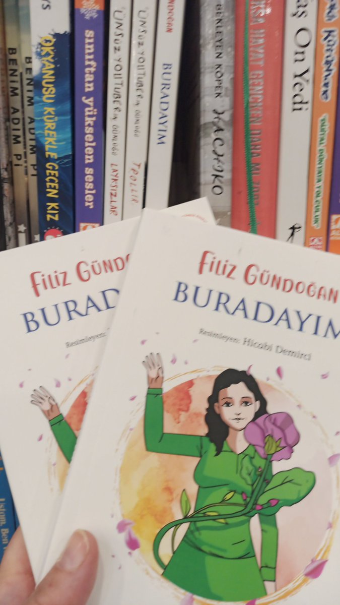 İşitme engelli bir ailenin duyabilen çocuğu olarak büyüyen Kavin, iki dünya arasında sessiz bir köprü kurmayı öğrenmiştir. 
Sesin ve sessizliğin kol kola gezdiği Kavin'in CODA dünyasına hoşgeldiniz! 
Filiz Gündoğan'ın yeni kitabı.
