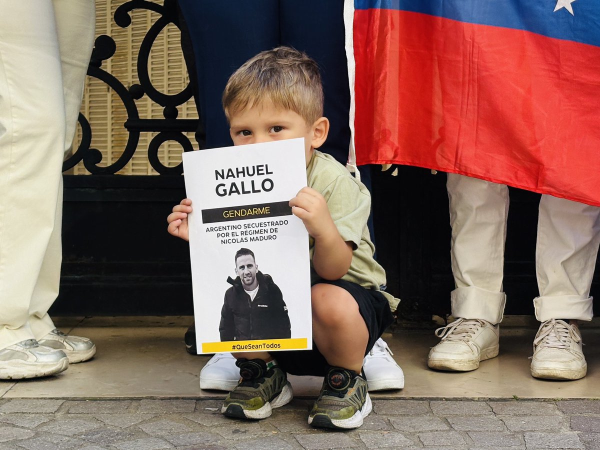 Gbastidas's tweet image. Víctor, que esta semana cumplió 3 añitos, merece tener de vuelta a su papá en casa.

Liberen a Nahuel.
Liberen a todos los rehenes argentinos.
Liberen a todos los presos políticos venezolanos.

Ya basta de tanto dolor.

#QueSeanTodos