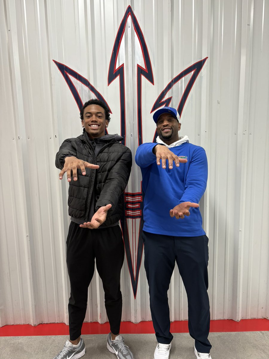 JarrellChandle2's tweet image. #AGTG After a great vist from @CoachC_Collins I’m blessed to receive an Offer from Florida🐊! #GoGators @CoachHughes56 @PennySmith_ @Grade_aTraining @TomLoy247 @ChadSimmons_ @CoachWhiteFB @HallsHighSports @SWiltfong_ @BuckFitz @TheUCReport