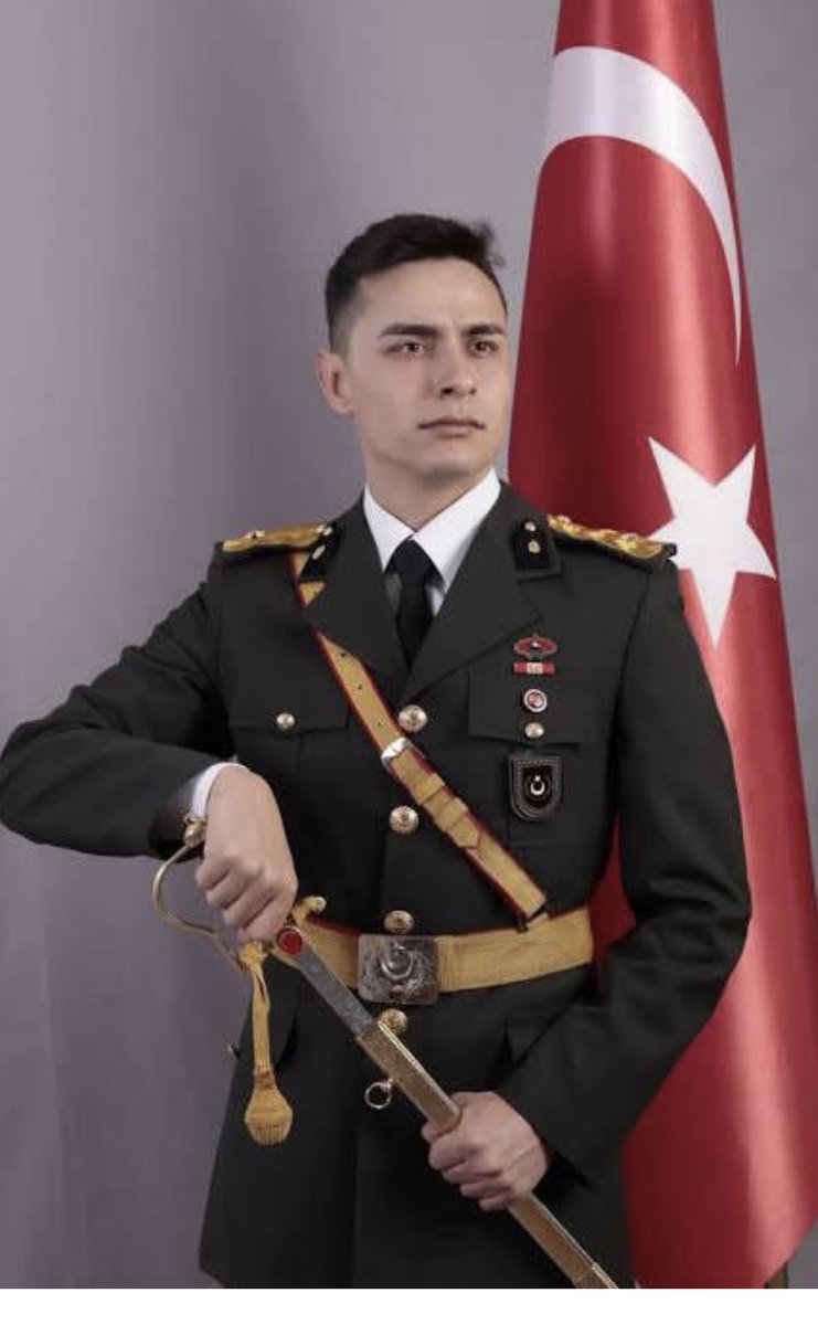 ALIN SİZE ANAYASA;

Ankara 21. İdare mahkemesi Kara Harp Okulunun 30 Ağustos mezuniyet töreninde bazı teğmenler yemin sonrası Kılıç çekmiş,

TSK yüksek disiplin kurulu teğmenlerin bu eylemin TSK disiplin ve itibarını zedelediği için 5 tepmen hakkında TSK dan ayırma cezası yani