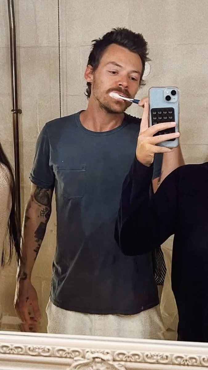 falonwaves's tweet image. bro was teasing the album before we even knew it!