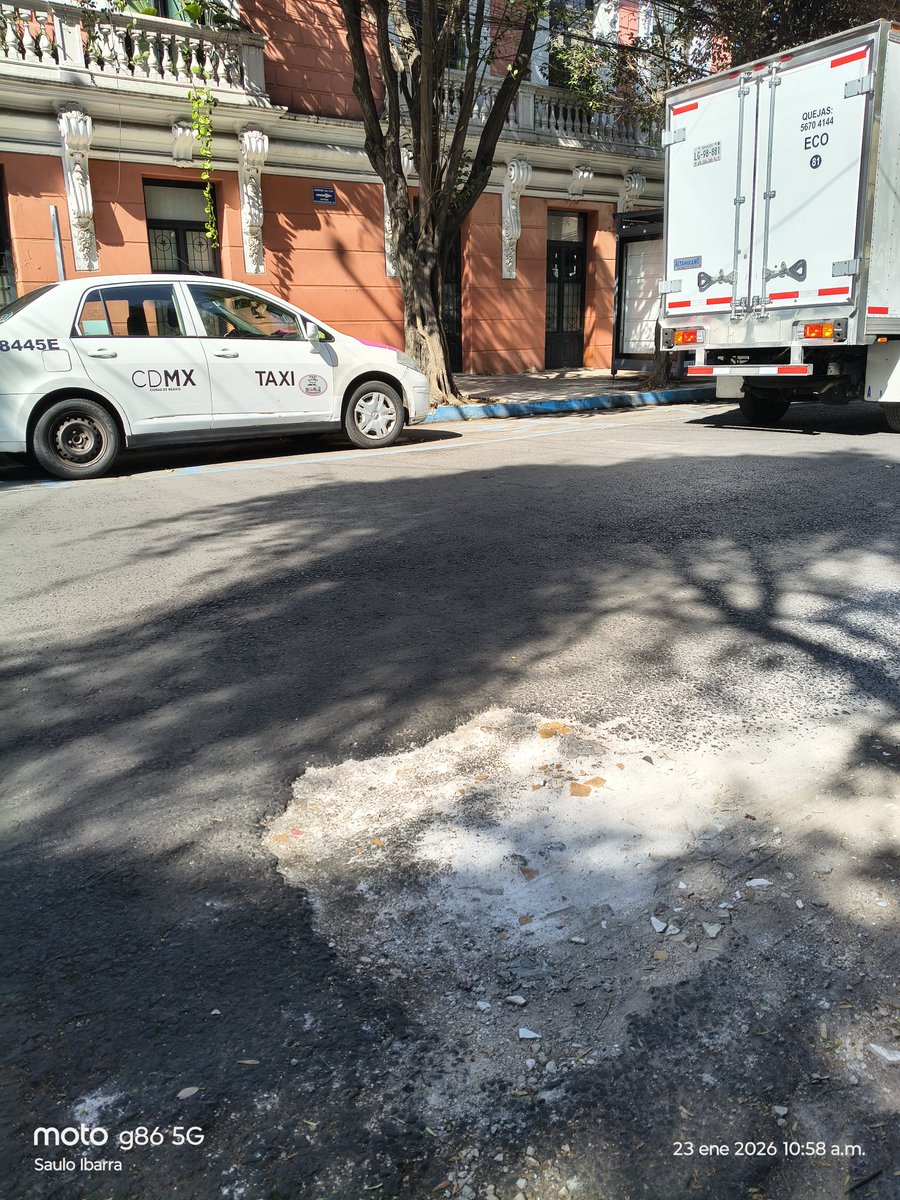 SauloImx's tweet photo. Queridísima @AlessandraRdlv te dejo otro bache para que puedas hacer más videitos, inflar costos y usar asfalto en frío que no sirve, que solo sirve para tu beneficio y el de tus cuates que lo venden. Mérida casi esquina con Guanajuato, Roma Nte. @pcacuauhtemoc @AlcCuauhtemocMx https://t.co/MIa2nI5hXT
