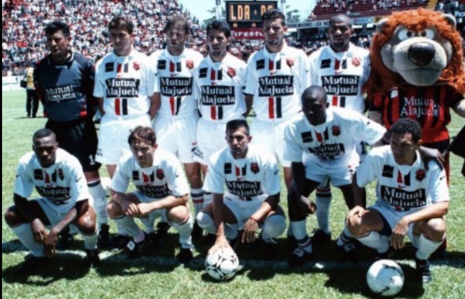 InforManuda's tweet image. ARCHIVOS MANUDOS ❤️🖤

Este era el equipo de la Liga Deportiva Alajuelense en 1996 🦁

En la imagen aparecen: José Rojas, Josef Miso, Alexander Madrigal, Joaquín Guillén, Javier Delgado, 
Austin Berry, Harold Wallace, Rolando Fonseca, Víctor Badill, Bérnal Mullins y Luis Arnáez.